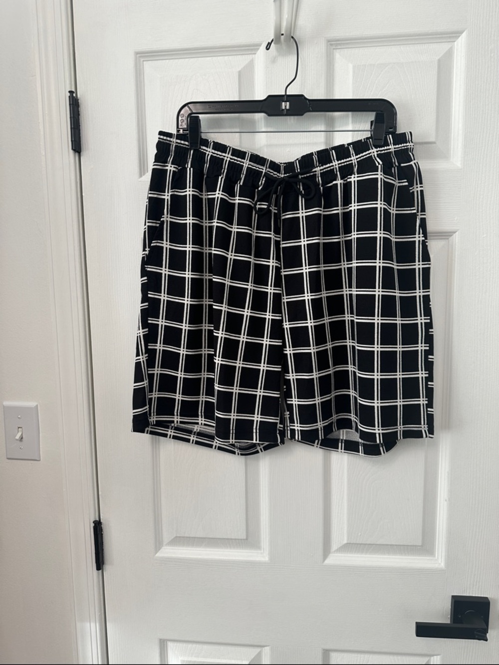 SHEIN Black and White Windowpane Check Drawstring Men’s Shorts